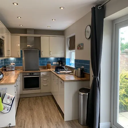 12 Close At The Bay Filey, Sleeps 8, 2 Dogs Welcome For Free Too *