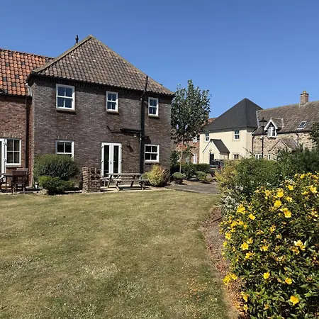 12 Close At The Bay Filey, Sleeps 8, 2 Dogs Welcome For Free Too Holiday home *